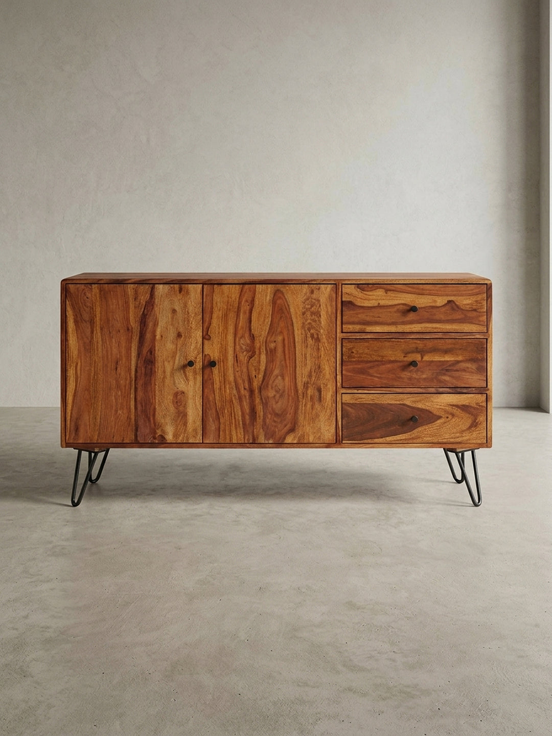 Frontansicht eines 145 cm breiten Sideboards aus massivem Sheeshamholz auf weißem Hintergrund. Zwei Schranktüren links und drei geräumige Schubladen rechts bieten viel Stauraum._