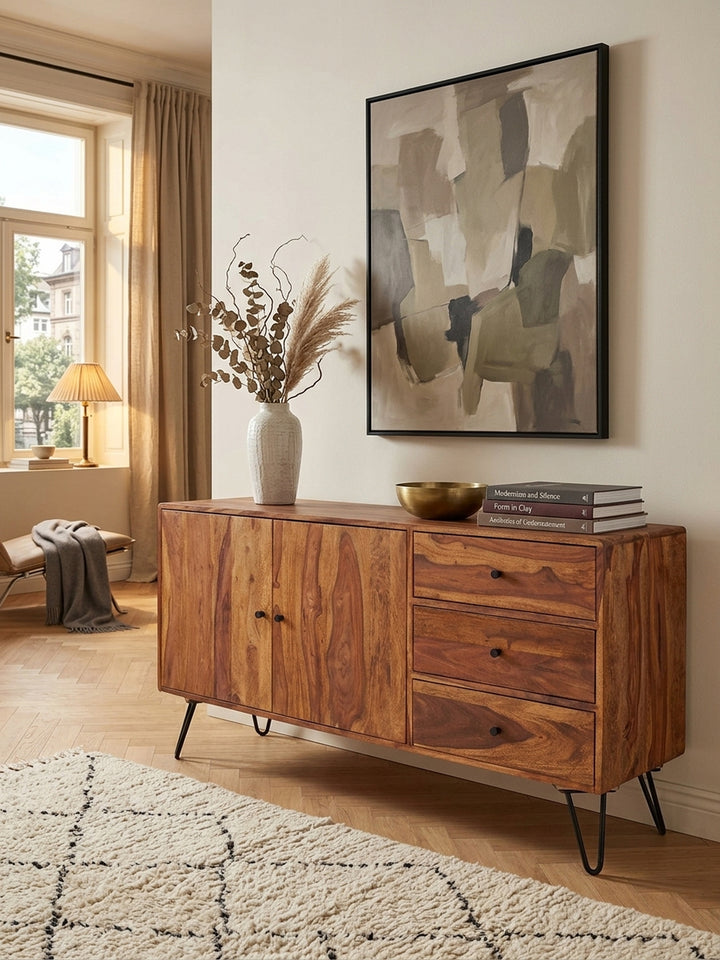 Blick von oben auf eine Sheeshamholz Kommode mit zwei Türen und drei Schubladen. Die natürliche Holzstruktur des 40 cm tiefen Sideboards kontrastiert mit einem hellen Teppich._
