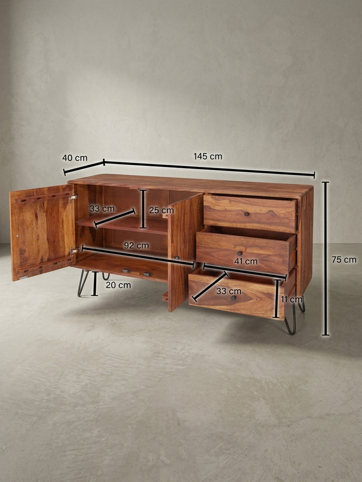 Detailansicht der grifflosen Fronten einer Sheeshamholz Anrichte. Die durchgehende Maserung über die Schubladen hinweg unterstreicht die Qualität des 145x75x40 cm großen Möbels._