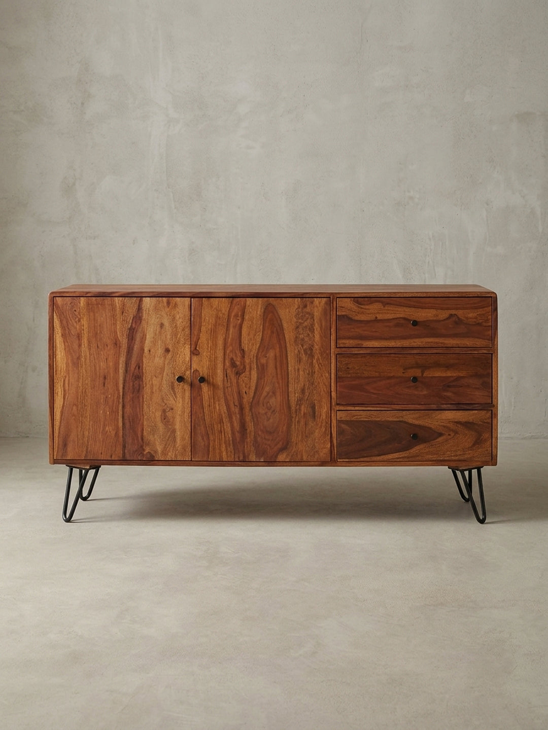 Gesamteindruck eines stilvollen Sideboards für das Esszimmer oder Wohnzimmer. Die Kombination aus warmem Naturholz und kühlem schwarzen Eisen schafft ein zeitloses Möbelstück._
