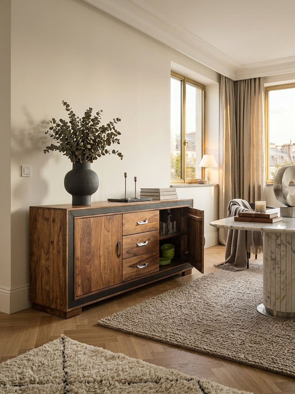 Massives Sheeshamholz Sideboard 160x80cm in einem eleganten Esszimmer. Die Anrichte mit schwarzem Kunstleder-Rahmen bringt warme Holztöne und rustikalen Charme ins moderne Interieur._