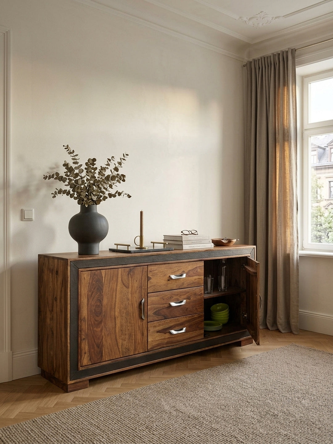 Draufsicht auf das geräumige Massivholz Sideboard im Wohnbereich. Die 44cm tiefe Ablagefläche der Holzkommode bietet viel Platz für stilvolle Dekoration und großformatige Kunstbände._