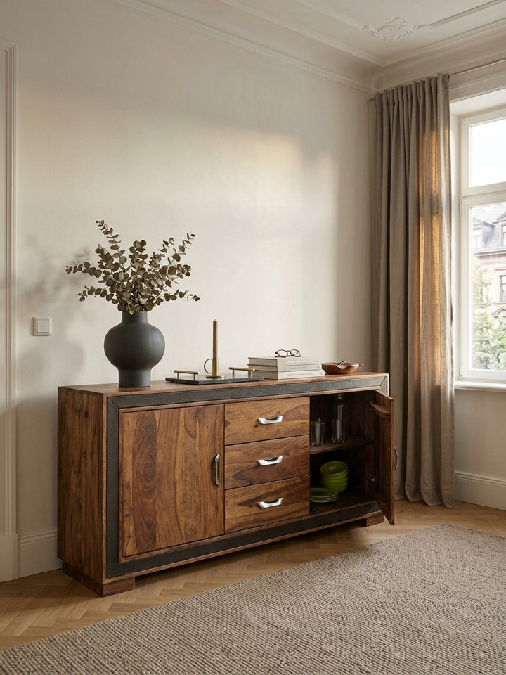 Draufsicht auf das geräumige Massivholz Sideboard im Wohnbereich. Die 44cm tiefe Ablagefläche der Holzkommode bietet viel Platz für stilvolle Dekoration und großformatige Kunstbände._