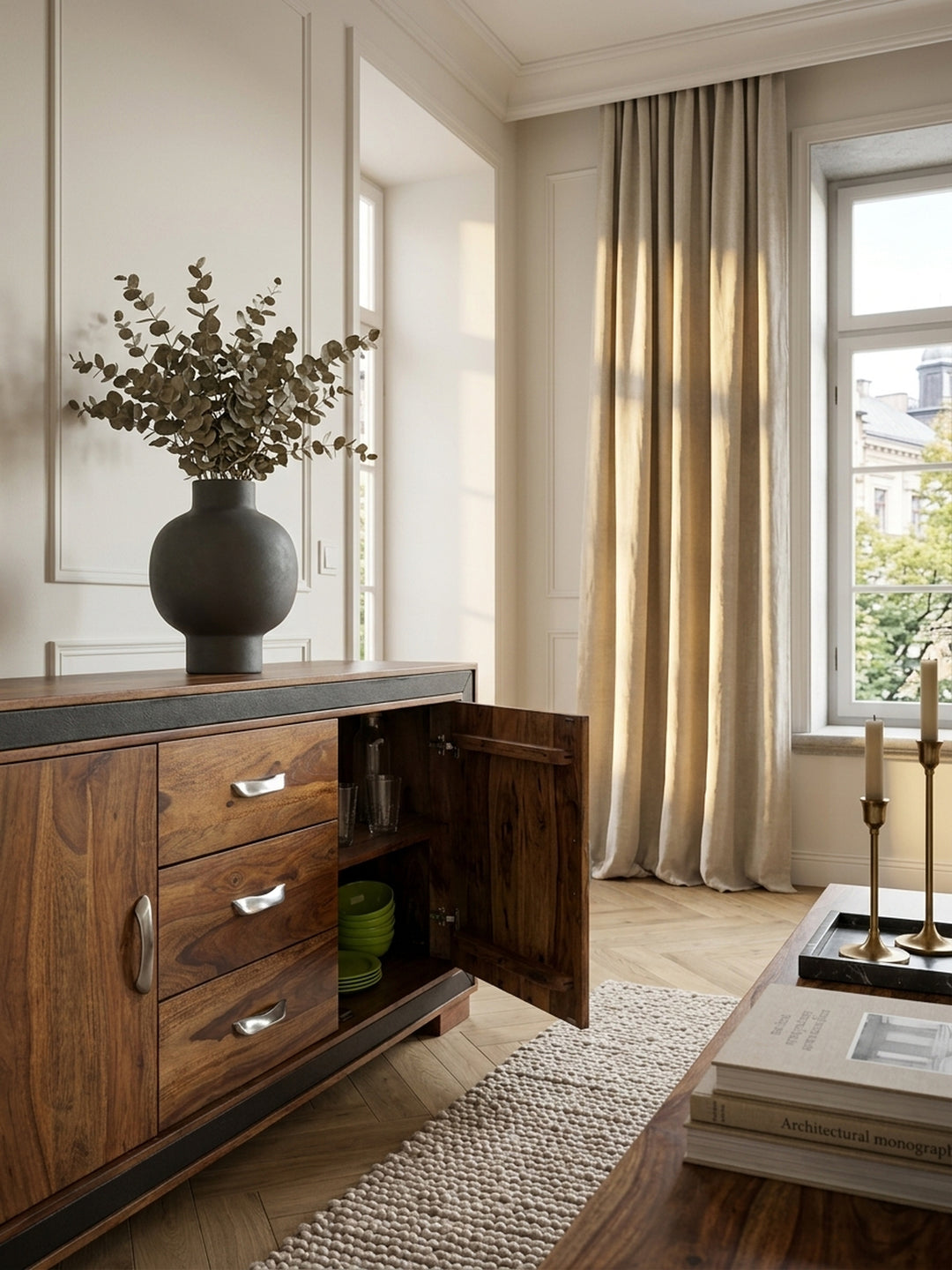 Detailaufnahme der markanten Holzmaserung des Sheesham Sideboards. Der Kontrast zwischen dem warmen Naturholz und der schwarzen Kunstleder-Einfassung unterstreicht das edle Design._