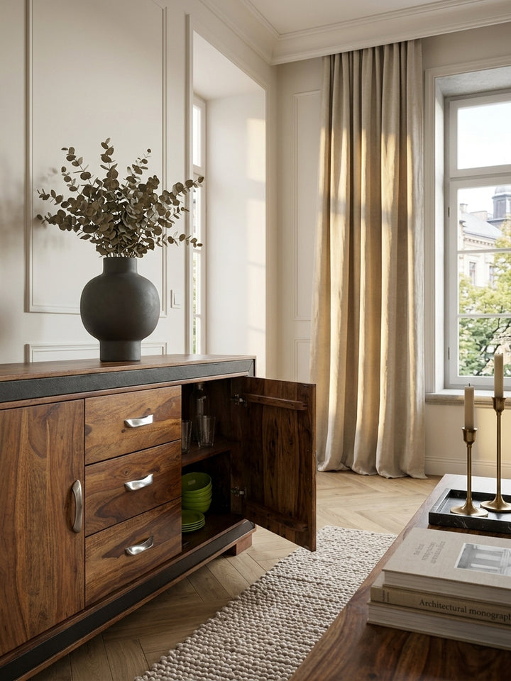 Detailaufnahme der markanten Holzmaserung des Sheesham Sideboards. Der Kontrast zwischen dem warmen Naturholz und der schwarzen Kunstleder-Einfassung unterstreicht das edle Design._