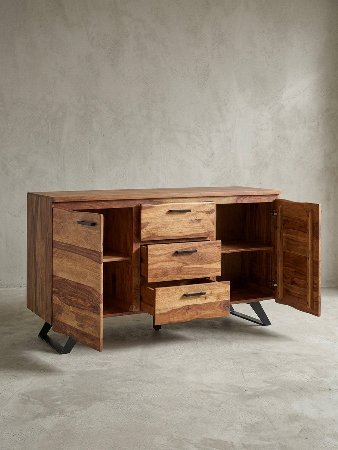 Detailaufnahme eines schwarzen, minimalistischen Griffs an einer Schublade des Sheesham-Sideboards mit natürlicher Baumkante._