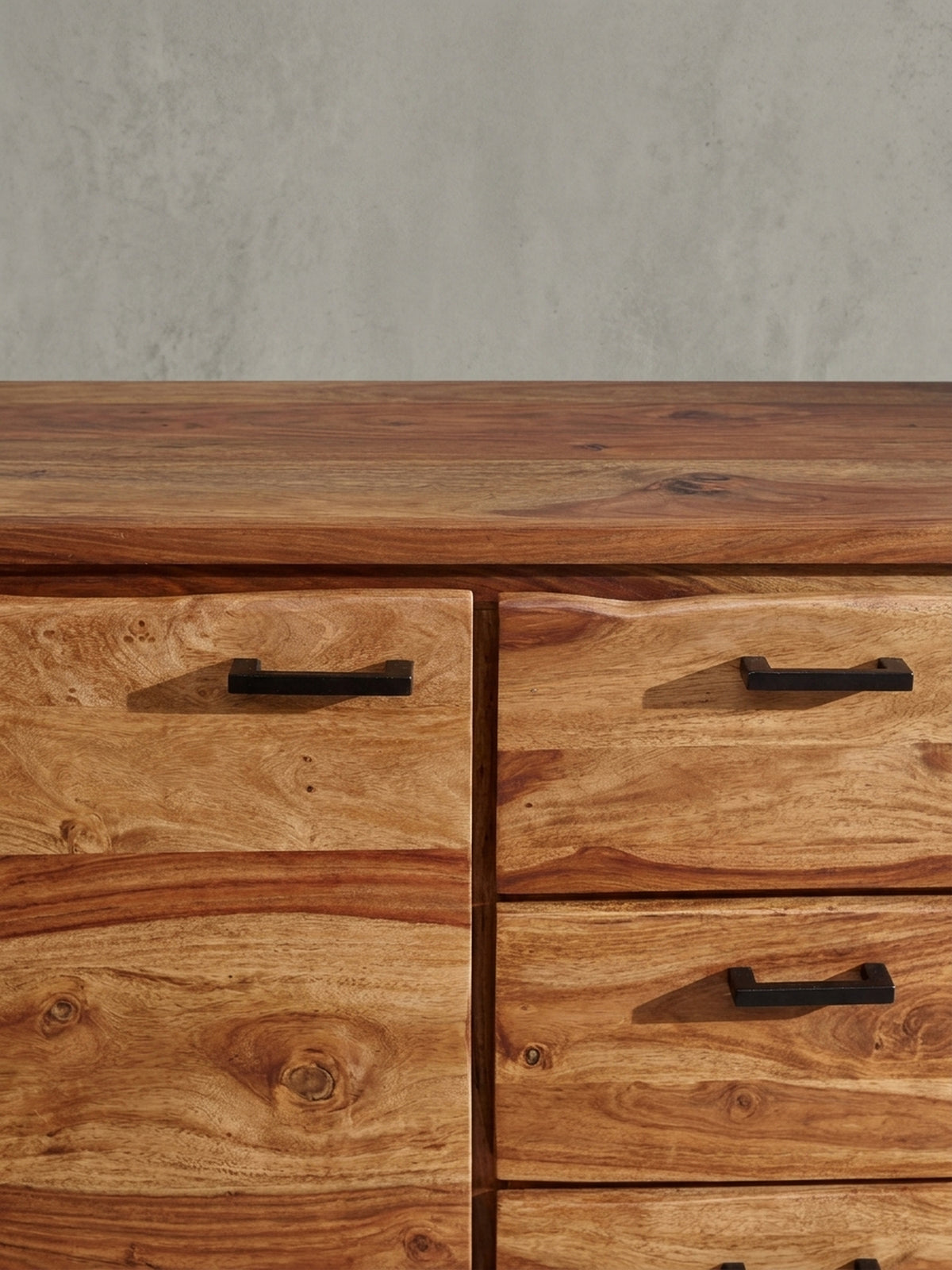 Gesamtüberblick über die Kommode im Industrial-Stil, die die Kombination aus warmem Massivholz und kühlem, pulverbeschichtetem Edelstahl darstellt.