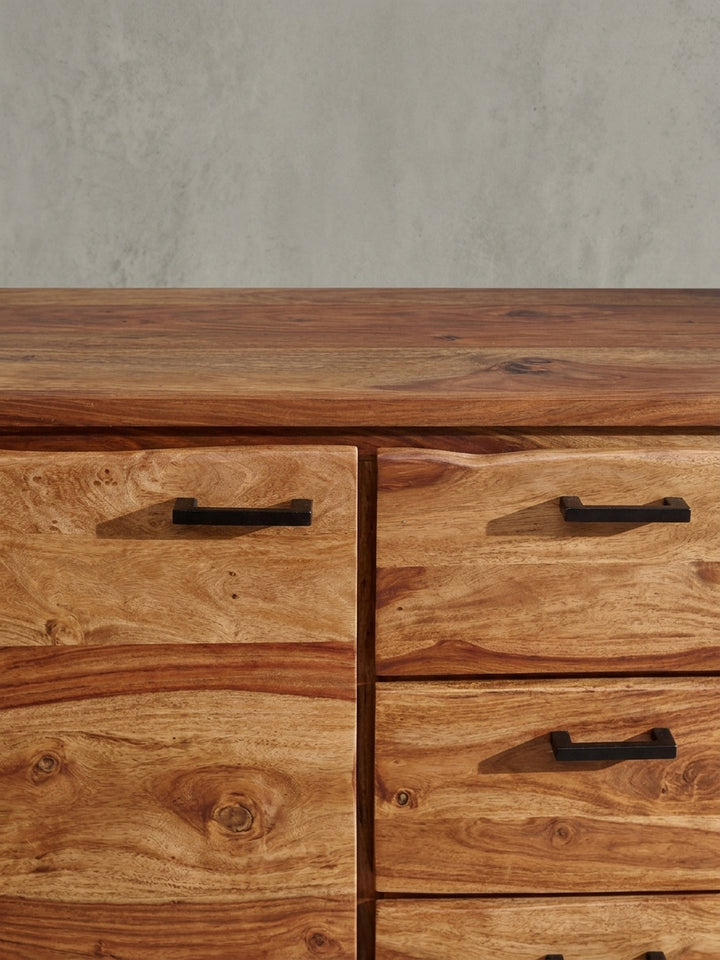 Gesamtüberblick über die Kommode im Industrial-Stil, die die Kombination aus warmem Massivholz und kühlem, pulverbeschichtetem Edelstahl darstellt._