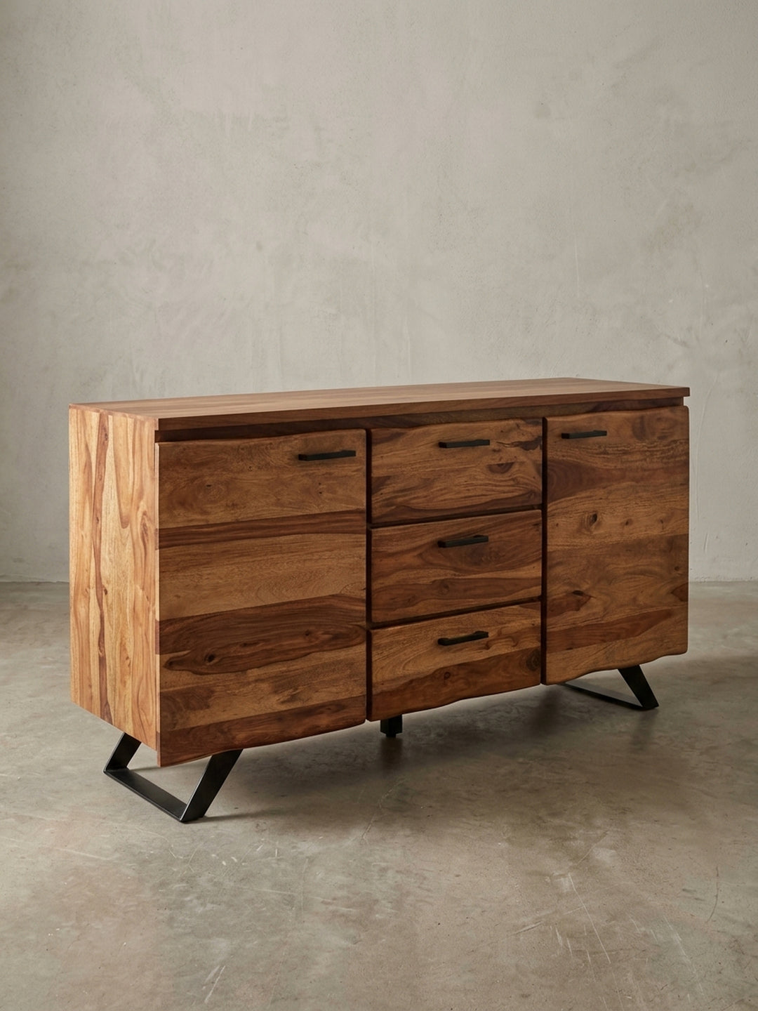 Schubladenschrank aus Massivholz in der Dreiviertelansicht, die die Tiefe von 45 cm und das Zusammenspiel von Holz und schwarzem Metall zeigt._