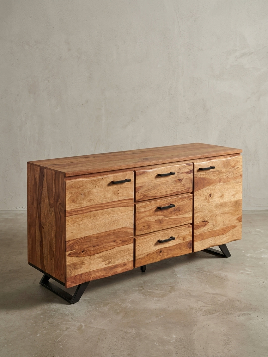 Industrielles Sideboard aus Holz in einer alternativen Perspektive, die die Aufteilung von Türen und Schubladen deutlich macht._