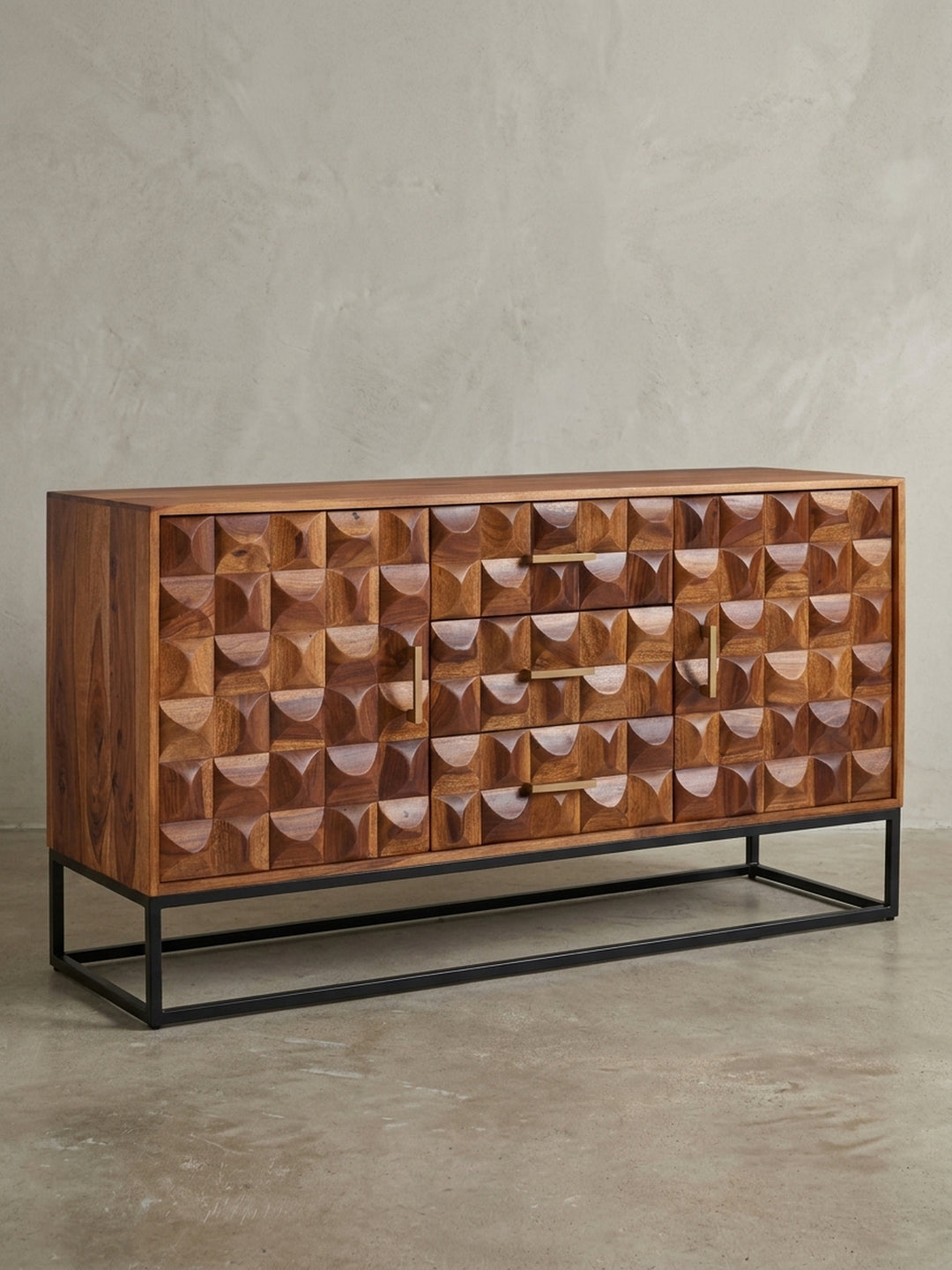 Freigestelltes Sideboard aus Sheesham-Holz mit schwarzem Metallgestell, Frontalansicht zeigt die symmetrische Aufteilung mit Türen und Schubladen._