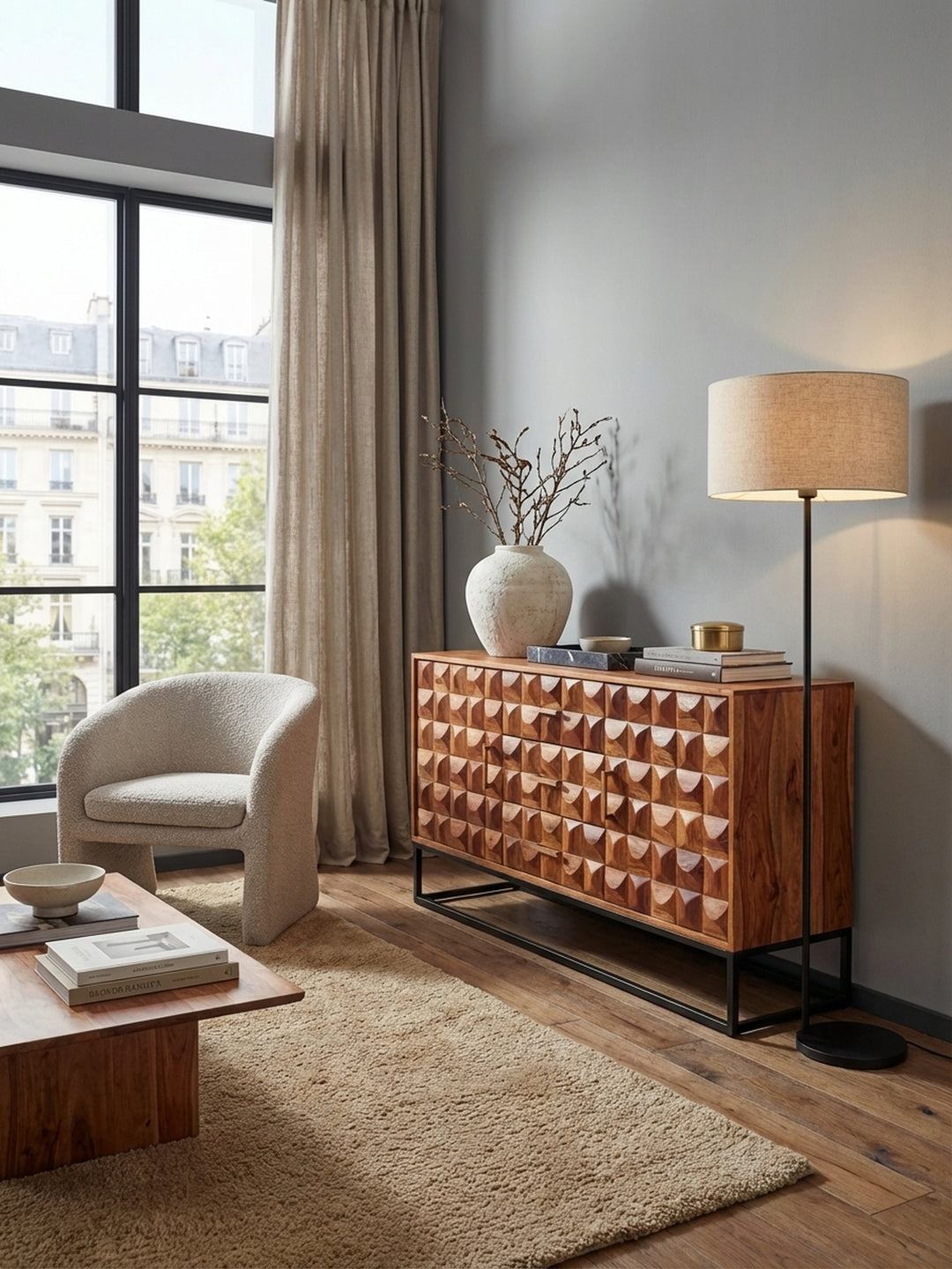 Modernes Sideboard aus massivem Sheesham-Holz mit 3D-Front, stilvoll inszeniert in einem lichtdurchfluteten Wohnzimmer auf einem beigen Wollteppich._