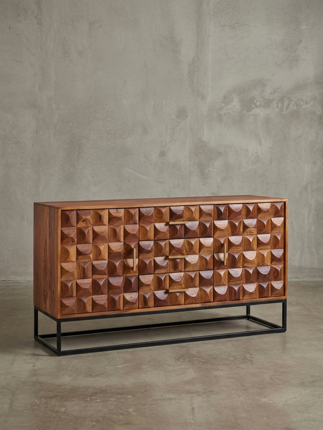 Seitenansicht des Industrial-Sideboards, die die Tiefe von 45 cm und das Zusammenspiel von massivem Holzkorpus und filigranem Stahlrahmen zeigt._