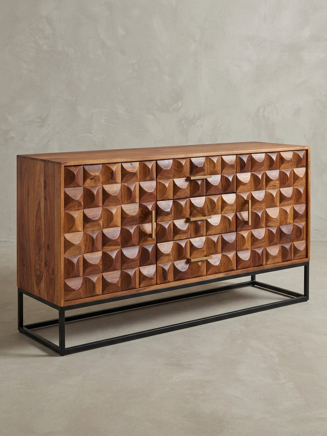 Ein alternativer Blickwinkel auf das Holz-Sideboard, der die Messinggriffe und die handwerkliche Qualität der geschnitzten Oberflächen hervorhebt._