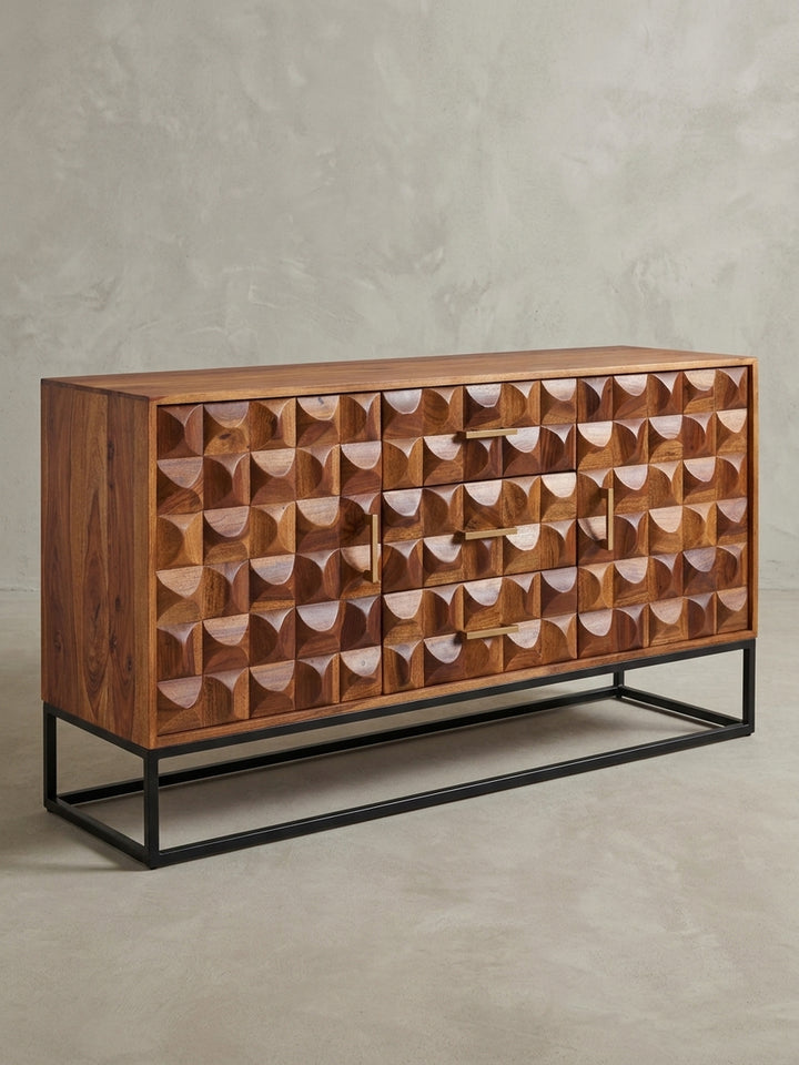 Ein alternativer Blickwinkel auf das Holz-Sideboard, der die Messinggriffe und die handwerkliche Qualität der geschnitzten Oberflächen hervorhebt._