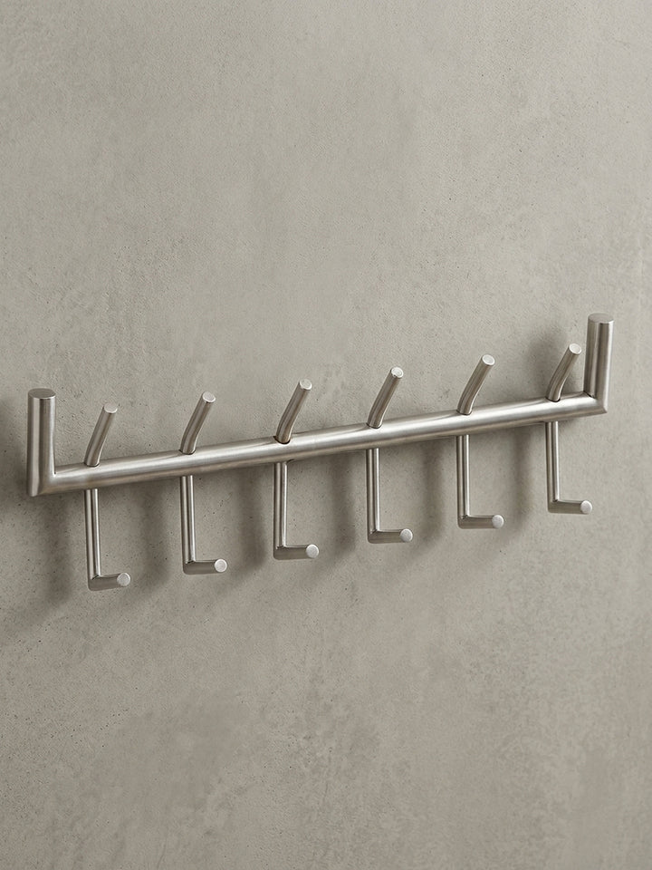 Gesamtüberblick der modernen Garderobenleiste mit 12 Haken, deren Design aus poliertem Stahl in jedem Eingangsbereich für eine aufgeräumte und stilvolle Optik sorgt._