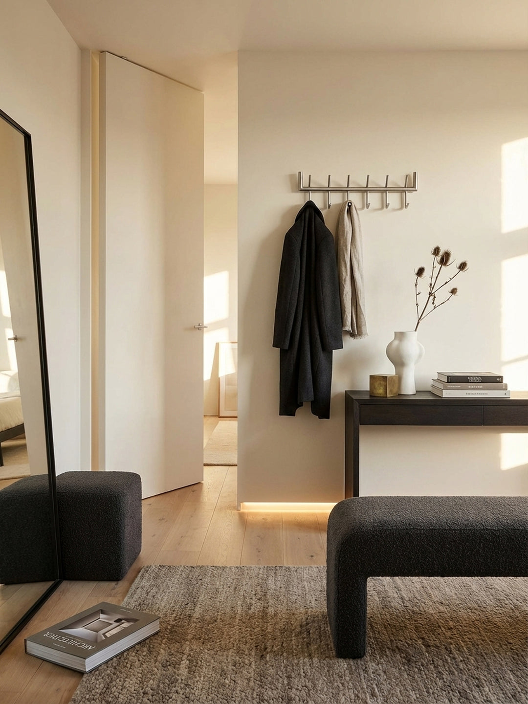 Makroaufnahme der Oberfläche der Design Wandgarderobe, die die feine Textur des matt polierten Stahls und die hochwertige Verarbeitung der Schweißnähte zeigt._