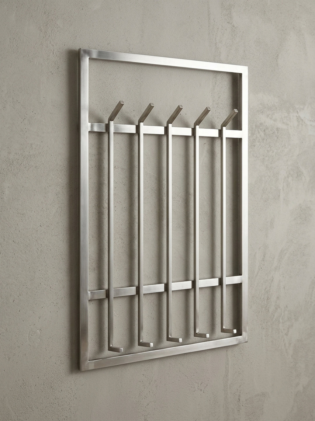 Schräge 3/4-Ansicht der silbernen Metallgarderobe, die die Tiefe der Haken und die solide Rahmenkonstruktion für den modernen Flur zeigt._