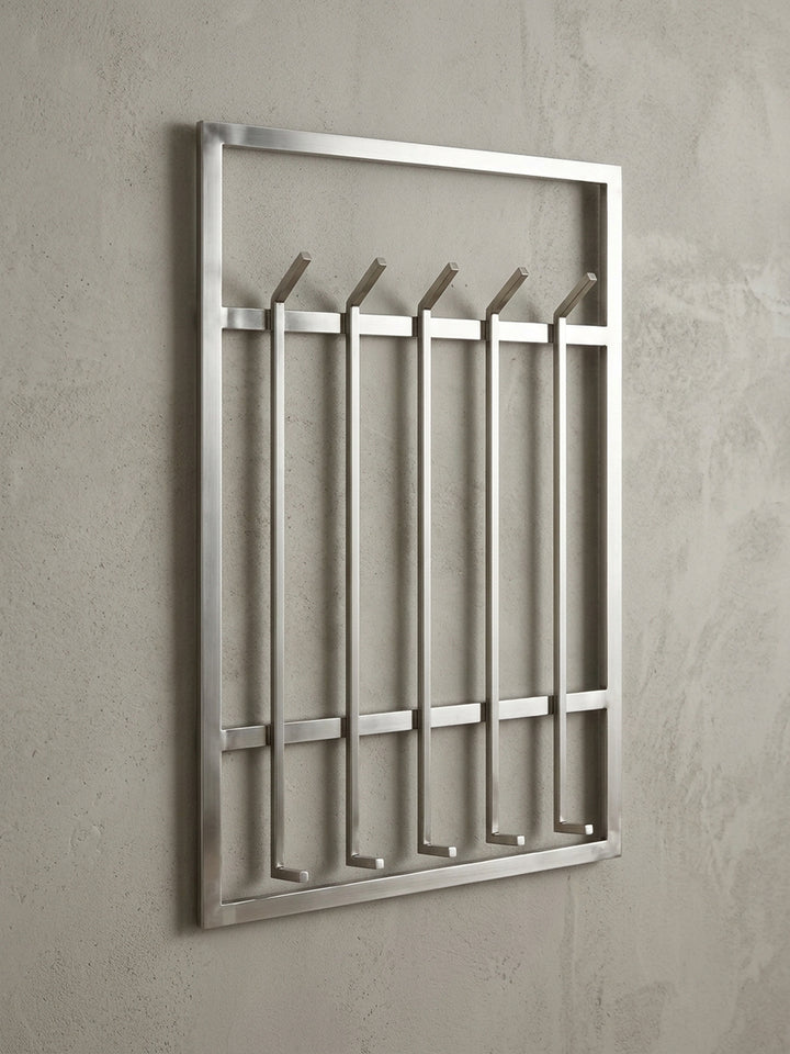 Schräge 3/4-Ansicht der silbernen Metallgarderobe, die die Tiefe der Haken und die solide Rahmenkonstruktion für den modernen Flur zeigt._