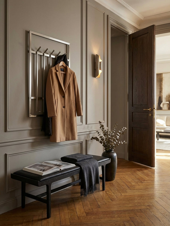 Makroaufnahme der matt polierten Stahloberfläche der Design-Wandgarderobe, die die feine Bürstung und die hochwertige Haptik des Materials hervorhebt._