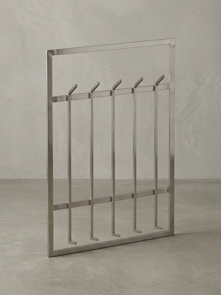 Gesamtansicht der silbernen Design-Garderobe, die ihre architektonische Formensprache und die Funktionalität für einen organisierten Eingangsbereich zusammenfasst._