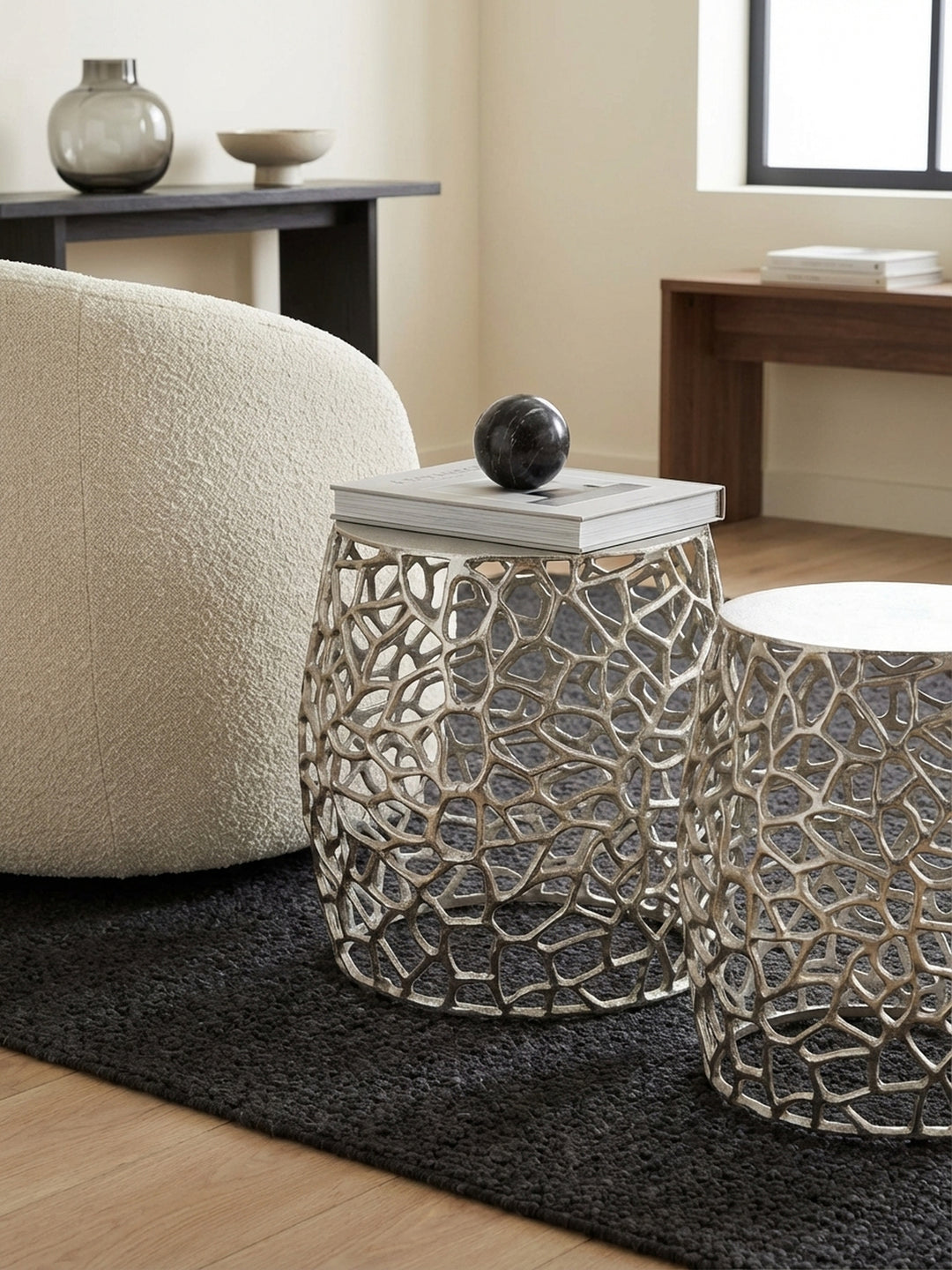 Nahaufnahme der handgefertigten Ast-Struktur des silbernen Aluminium-Beistelltisches, die die filigrane und einzigartige Oberflächenbeschaffenheit zeigt._