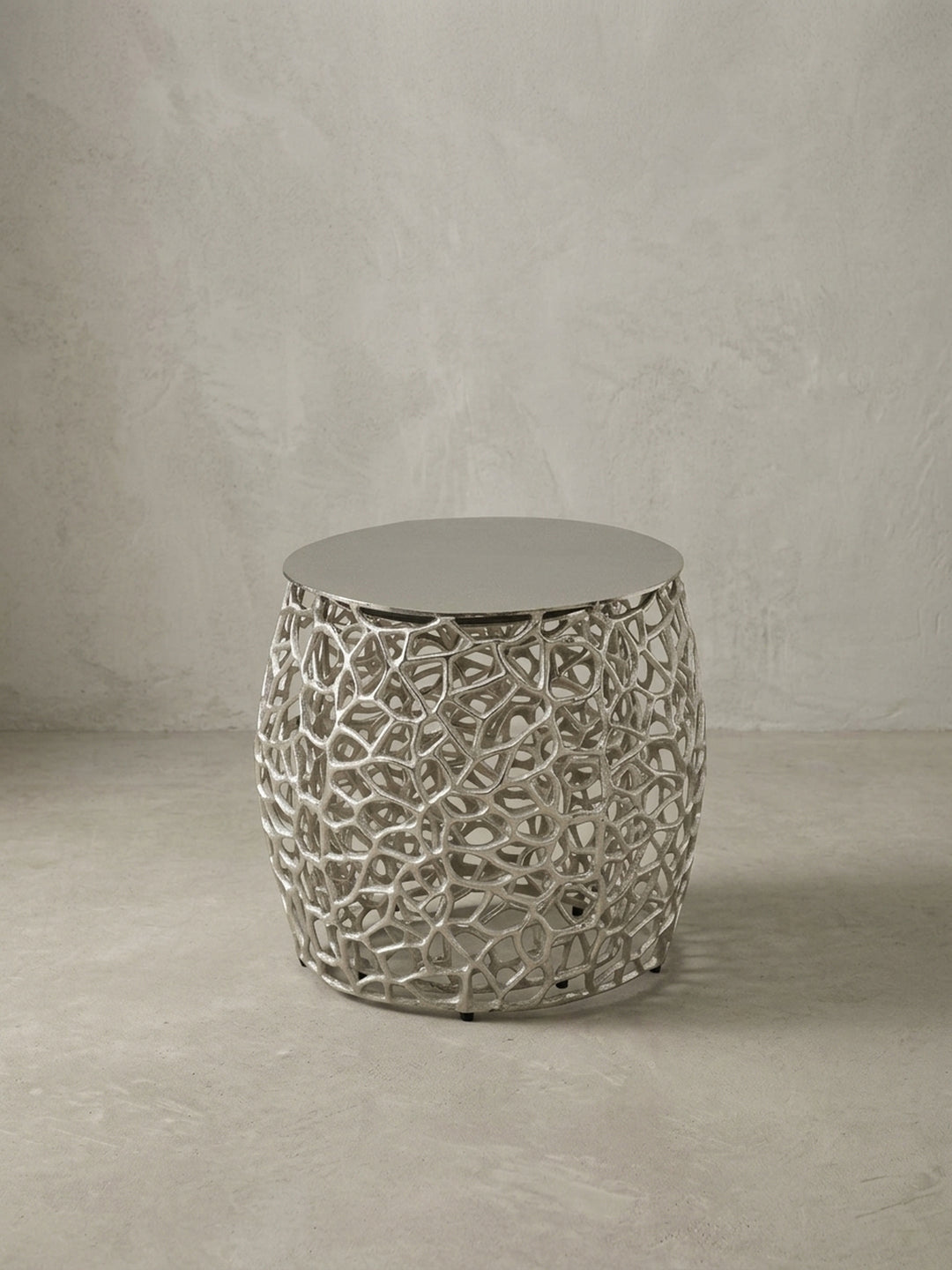 Das zweiteilige Set runder Sofatische in Silber, dessen organische Ast-Struktur aus Aluminium jedem Wohnzimmer ein modernes und leichtes Ambiente verleiht._