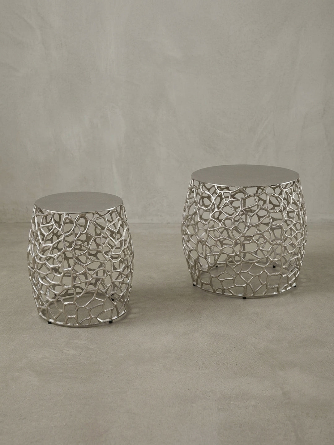 Modernes 2er Set Beistelltische aus Aluminium in Silber, Frontalansicht auf weißem Hintergrund, die unterschiedlichen Größen von 42cm und 39cm Höhe zeigend._