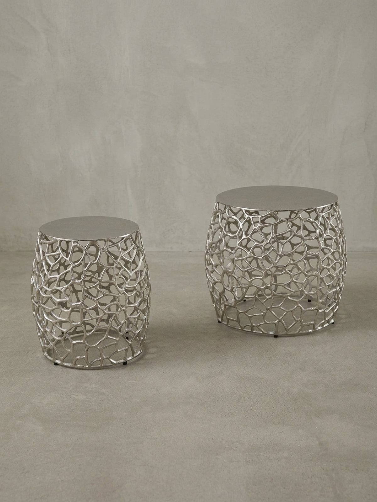 Modernes 2er Set Beistelltische aus Aluminium in Silber, Frontalansicht auf weißem Hintergrund, die unterschiedlichen Größen von 42cm und 39cm Höhe zeigend._