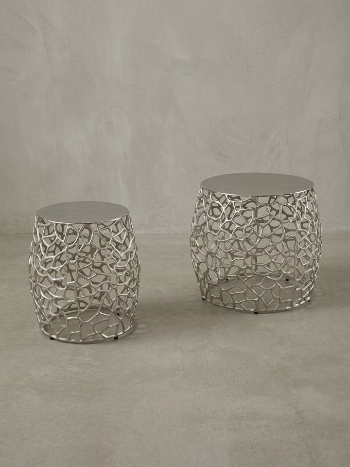 Modernes 2er Set Beistelltische aus Aluminium in Silber, Frontalansicht auf weißem Hintergrund, die unterschiedlichen Größen von 42cm und 39cm Höhe zeigend._