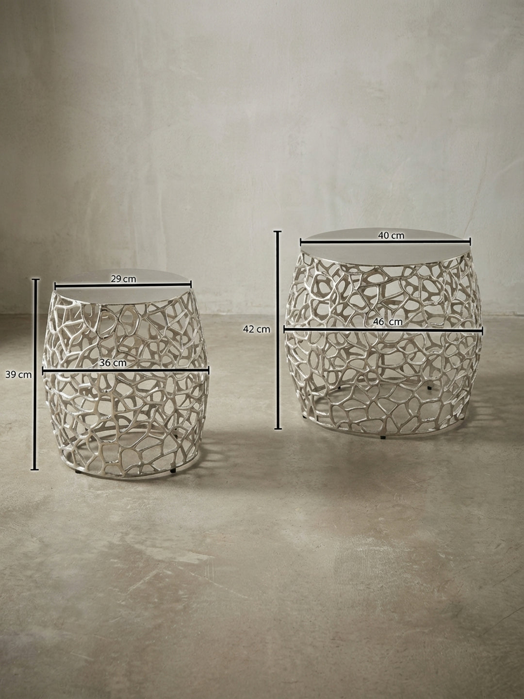 Technische Zeichnung des 2er Sets Beistelltische mit exakten Maßen: großer Tisch H:42cm B:46cm, kleiner Tisch H:39cm B:36cm, für die Raumplanung._