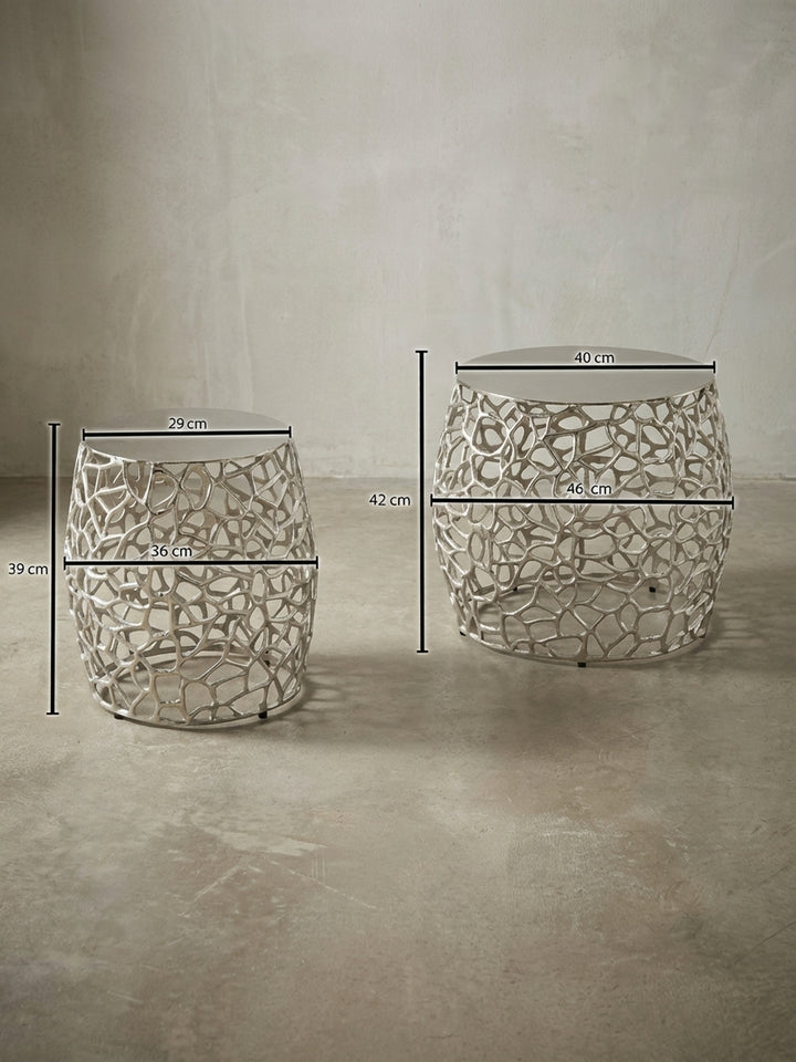 Technische Zeichnung des 2er Sets Beistelltische mit exakten Maßen: großer Tisch H:42cm B:46cm, kleiner Tisch H:39cm B:36cm, für die Raumplanung._