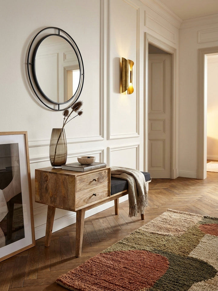 Elegante Sitzbank aus massivem Mangoholz mit schwarzem Stoffpolster in einem hellen Flur, stilvoll dekoriert mit einem Kissen und einer Bodenvase._