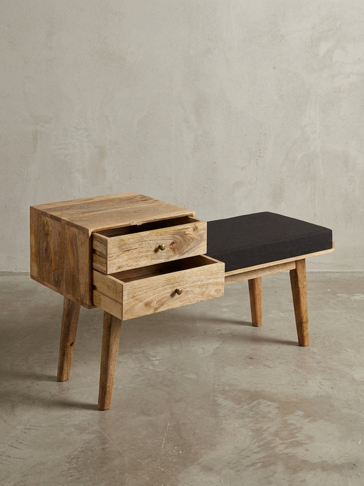 Asymmetrische Flurbank mit schwarzem Polster und zwei Schubladen, eine alternative Perspektive auf das funktionale Retro-Design._
