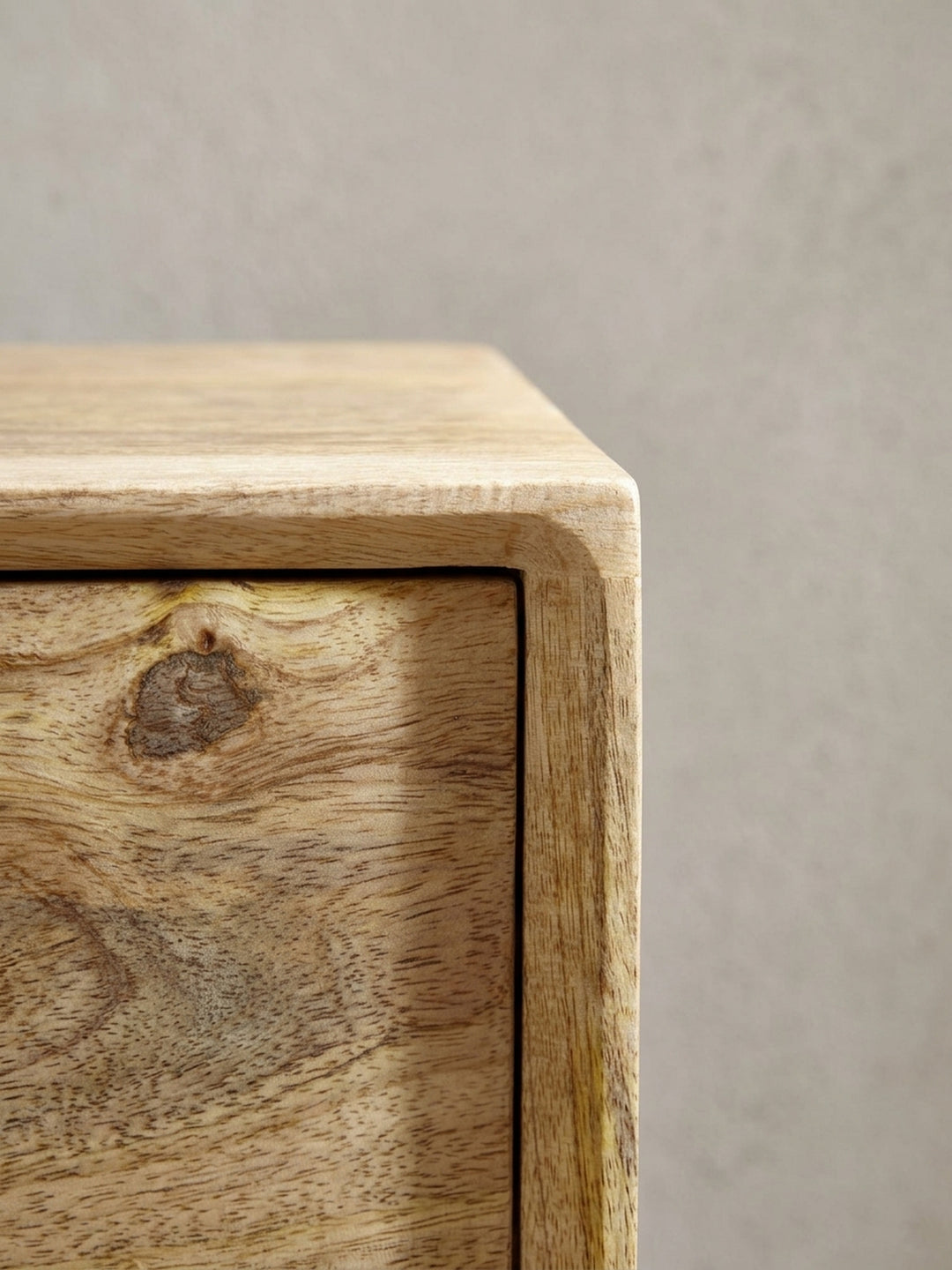 Gesamtansicht der kleinen Bettbank oder Flurbank, die die harmonische Verbindung von massivem Mangoholz und schwarzem Stoffbezug darstellt._