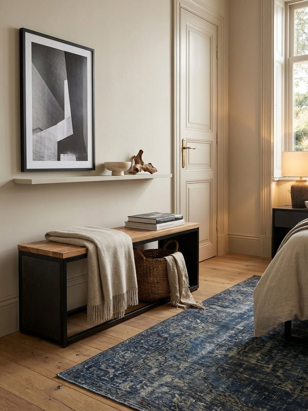 Elegante Flurbank aus Akazie Massivholz mit schwarzem Metallgestell in einem lichtdurchfluteten Altbau-Eingangsbereich mit Holzboden und hohen Decken._