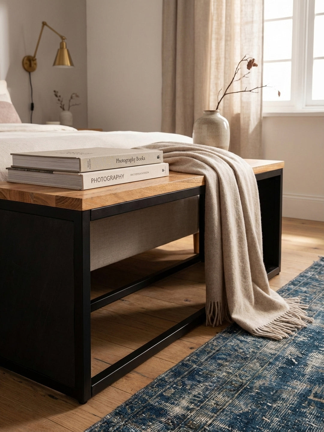Detailansicht einer Design-Sitzbank im Flur, dekoriert mit Kissen und einer lässig abgelegten Bluse, die eine einladende und wohnliche Atmosphäre schafft._