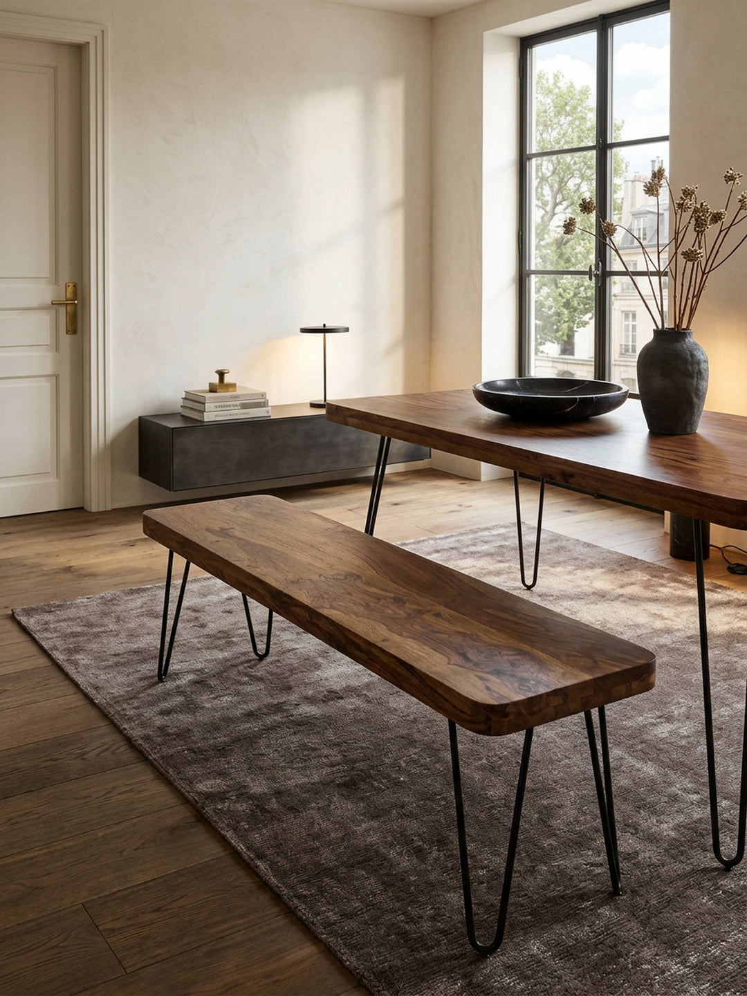 Esszimmerbänke Sheesham Massivholz natur aus der Vogelperspektive in modernem Esszimmer auf Ein luxuriöser_