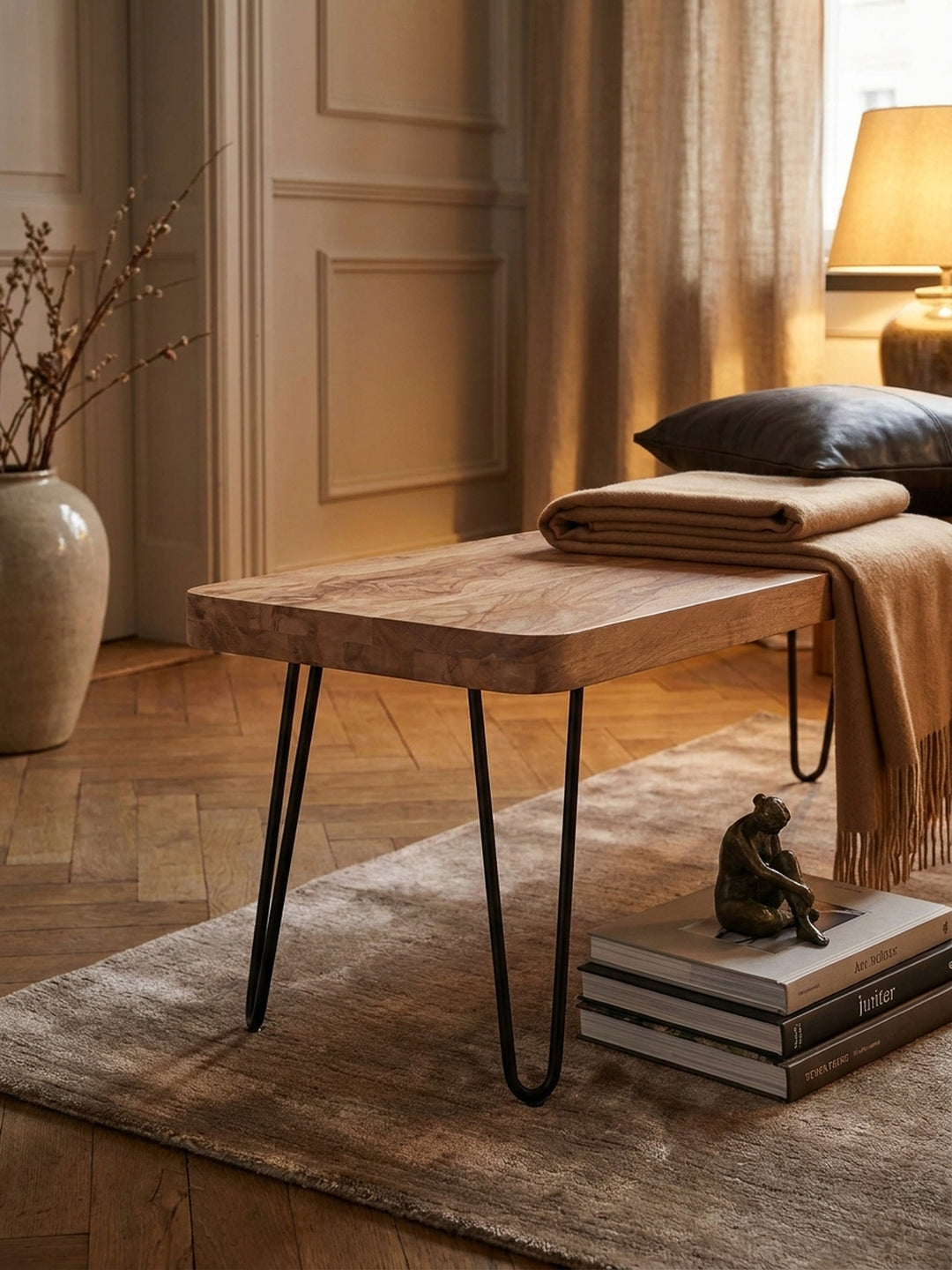 Esszimmerbänke aus honigfarbenem Akazie-Massivholz im Einsatz Esszimmer dekoriert mit Styling-Accessoires Wohnatmosphäre gemütlich eingerichtet Wohnen Einrichtung Interior Zuhause Design_