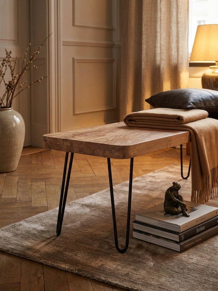 Esszimmerbänke aus honigfarbenem Akazie-Massivholz im Einsatz Esszimmer dekoriert mit Styling-Accessoires Wohnatmosphäre gemütlich eingerichtet Wohnen Einrichtung Interior Zuhause Design_