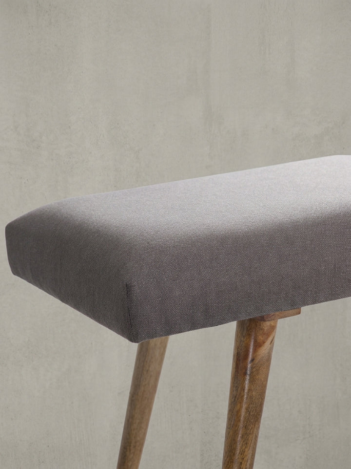 Maßskizze der grauen Sitzbank mit exakten Abmessungen: Breite 117 cm, Höhe 51 cm, Tiefe 38 cm. Die technische Zeichnung zeigt Polsterstärke und Beinlänge für die optimale Raumplanung._