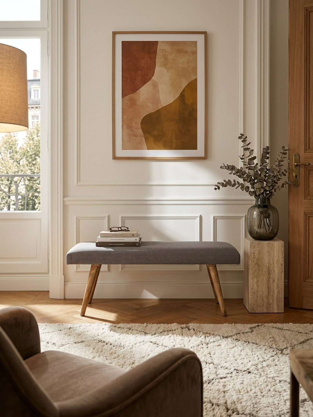 Gepolsterte Sitzbank in Grau aus Baumwolle und Massivholz im eleganten Flur. Die 117x51x38 cm große Garderobenbank auf Fischgrätparkett bietet stilvollen Sitzkomfort im modernen Entrée._