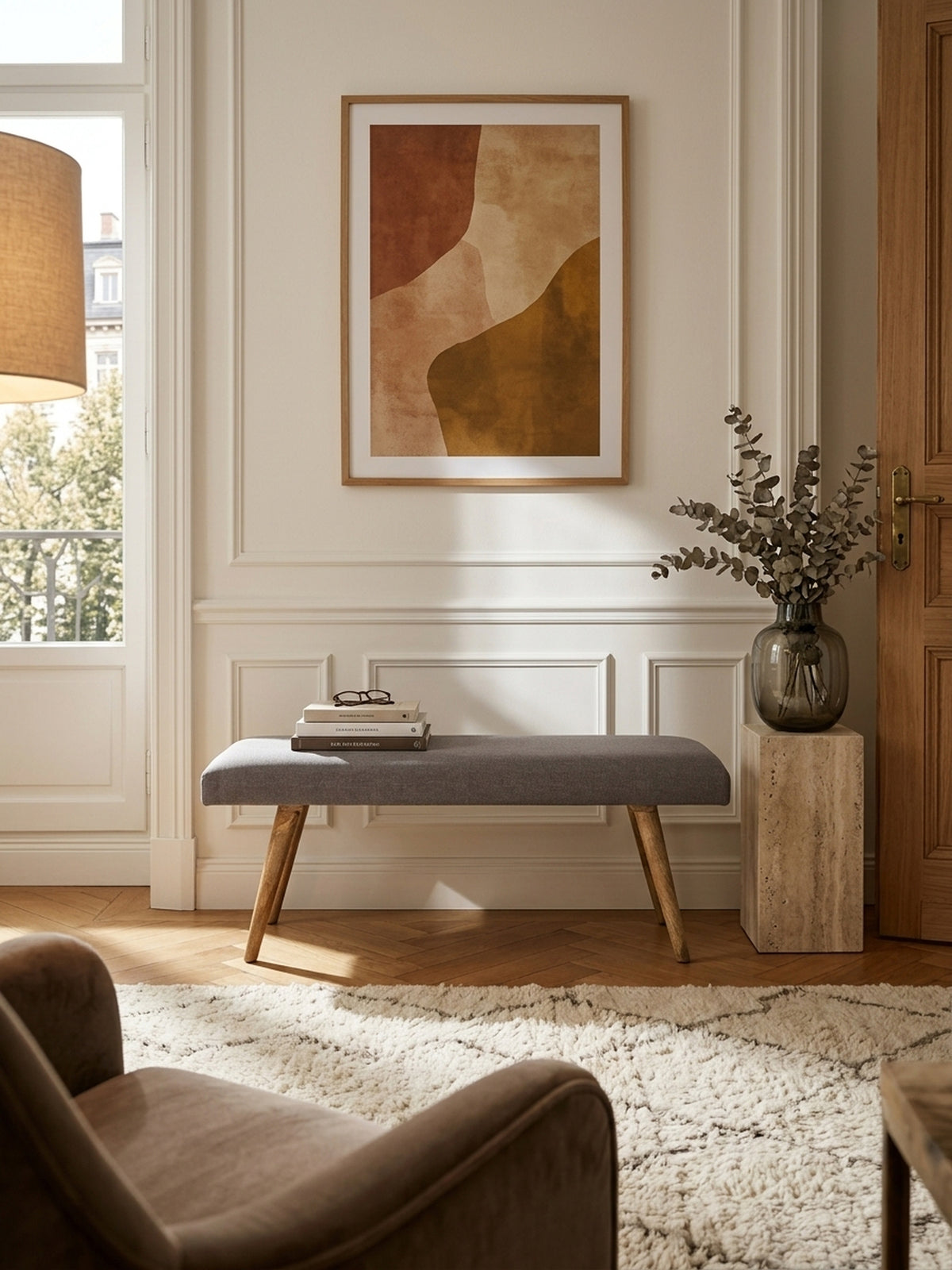 Gepolsterte Sitzbank in Grau aus Baumwolle und Massivholz im eleganten Flur. Die 117x51x38 cm große Garderobenbank auf Fischgrätparkett bietet stilvollen Sitzkomfort im modernen Entrée._