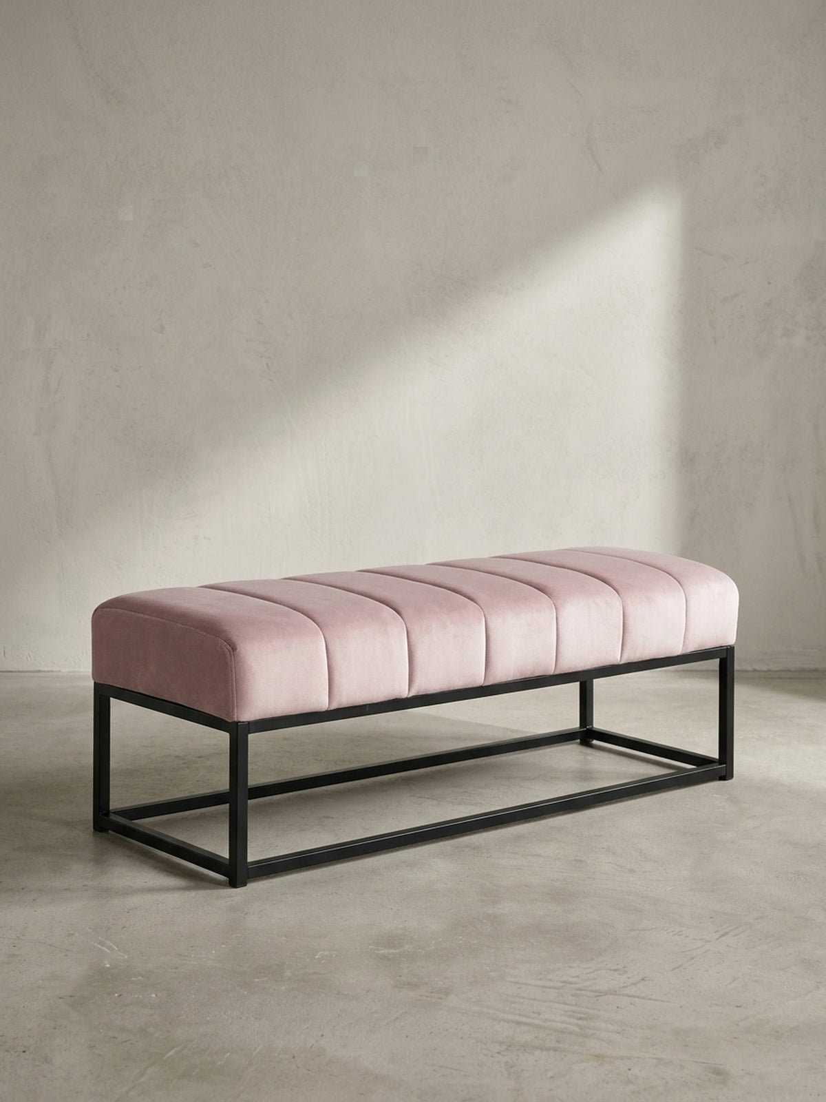 Seitenansicht der Flurbank, die die Proportionen mit 40 cm Höhe und das offene, rechteckige Design des schwarzen Eisengestells hervorhebt._