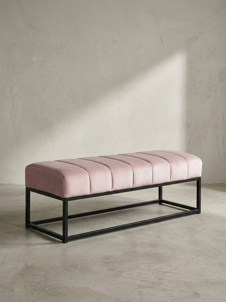 Seitenansicht der Flurbank, die die Proportionen mit 40 cm Höhe und das offene, rechteckige Design des schwarzen Eisengestells hervorhebt._