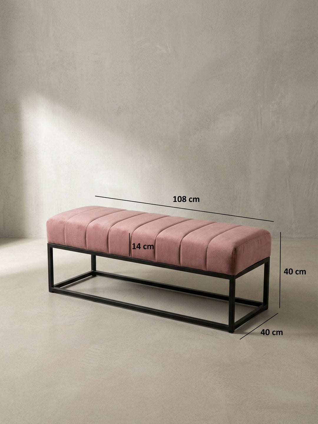 Rosa Samt-Sitzbank mit exakten Maßen 108 cm Länge, 40 cm Tiefe und 40 cm Höhe für die perfekte Planung im Flur oder Schlafzimmer._