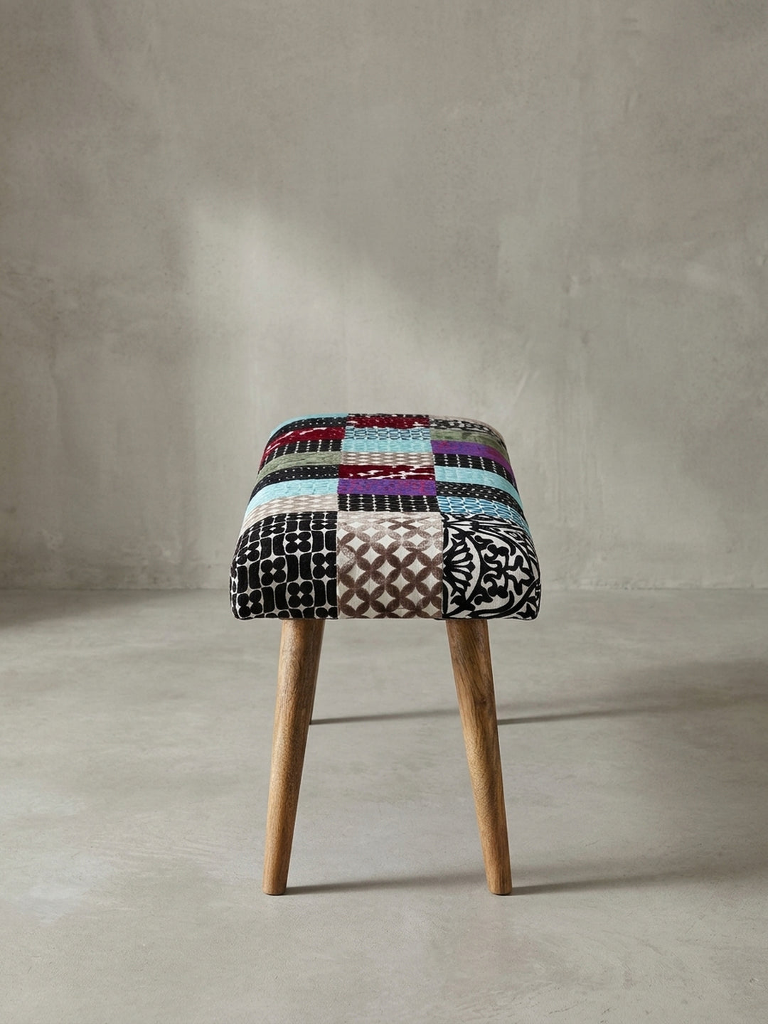 Seitenansicht der schmalen Garderobenbank mit weichem Polster und 40 cm Bodenabstand für optimalen Sitzkomfort beim Schuhe anziehen._