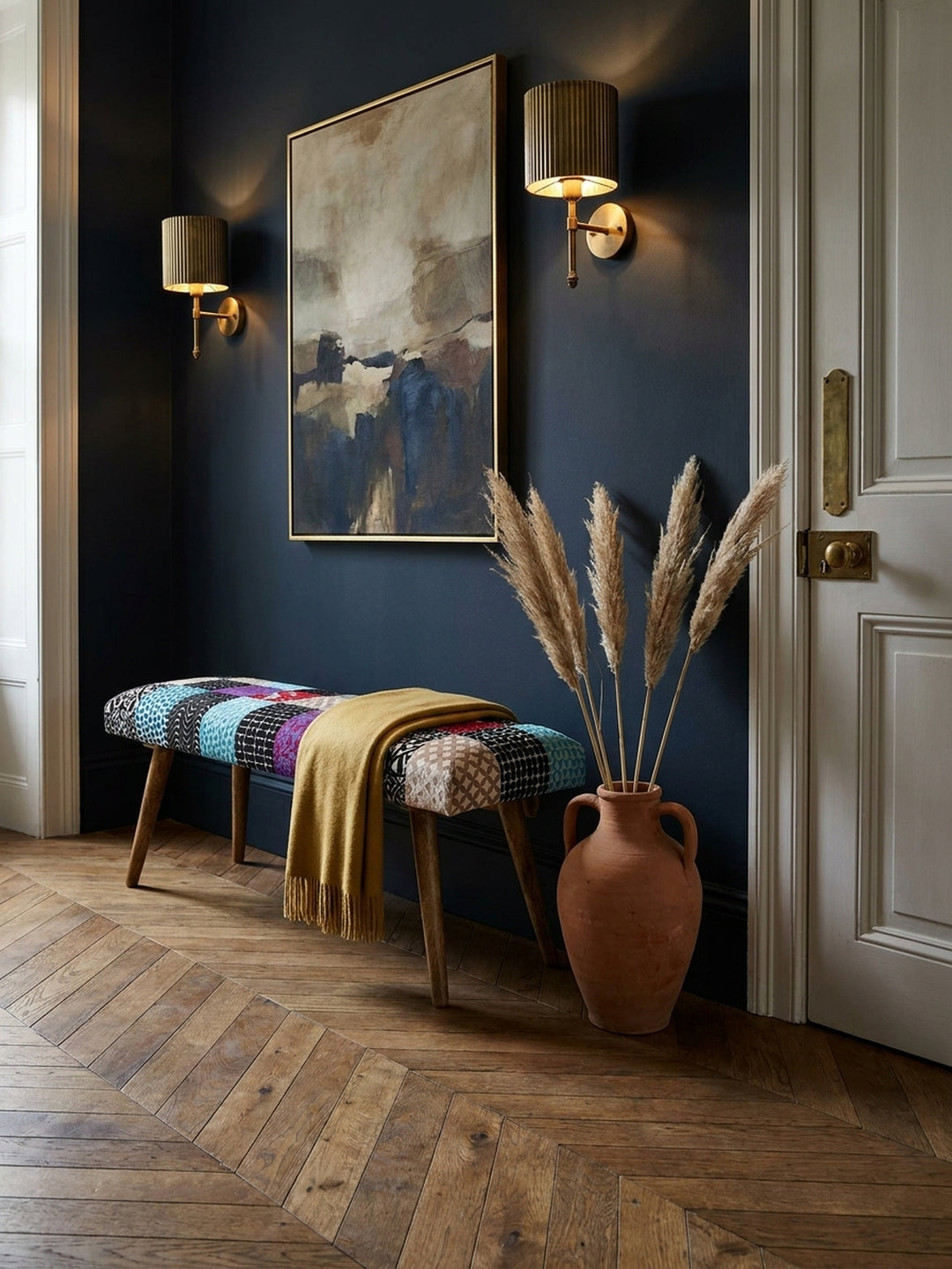 Nahaufnahme der bunten Samt-Oberfläche der Flurbank, die detaillierte Steppung der geometrischen und floralen Muster im Boho-Stil zeigend._