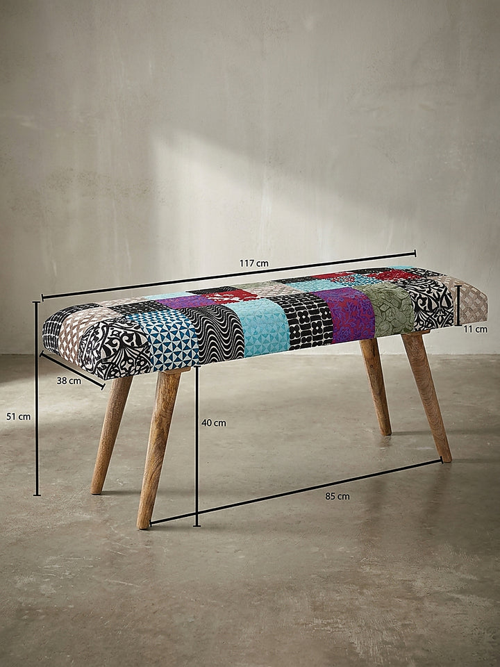 Technische Zeichnung der bunten Patchwork-Bank mit genauen Maßangaben von 117 cm Länge, 51 cm Höhe und 38 cm Breite zur perfekten Raumplanung._