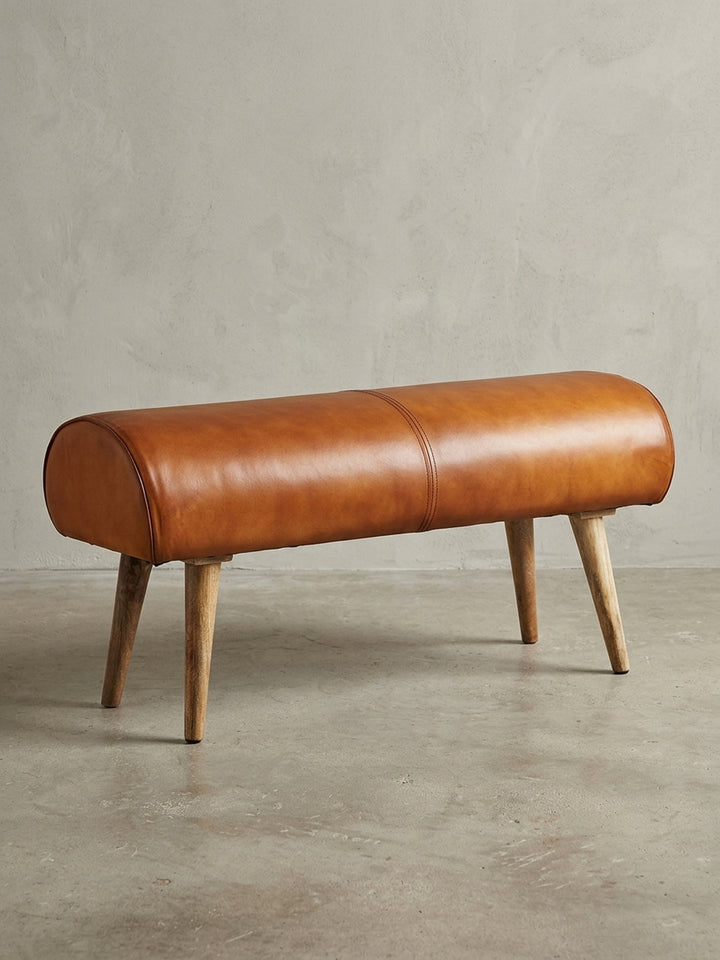 Gesamtansicht der Lederbank als Designobjekt für den Flur oder das Schlafzimmer, das Funktionalität und Vintage-Ästhetik vereint._